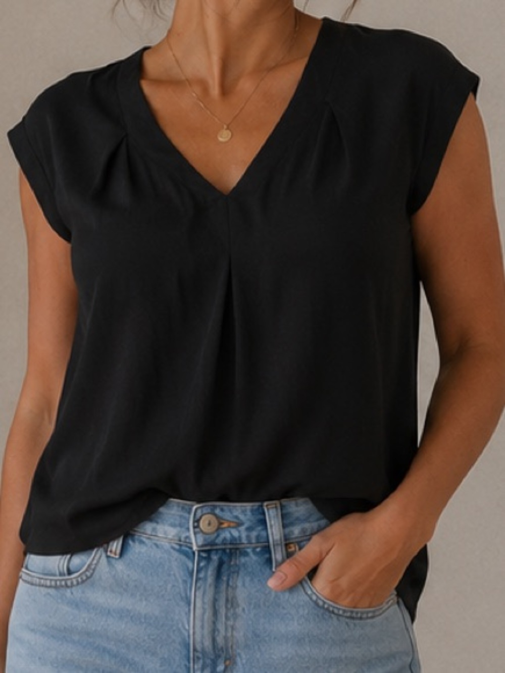 Simply Vera Vera Wang Black V‑Neck Tee